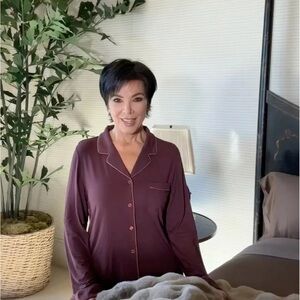 NWT Cozy Earth LIMITED EDITION Burgundy TOP♥️. Size Small, Super soft!